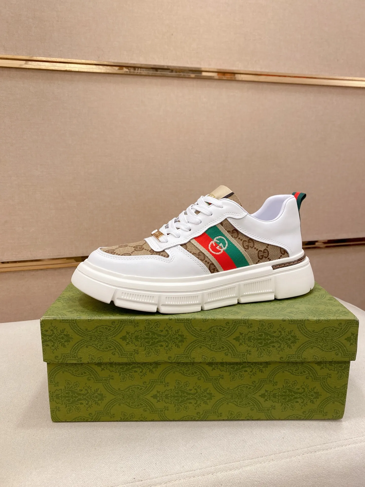 Factory price 400💰New GUCCI (Gucci) counters are on the market at the same time, new men's shoes, 😘fabrics are selected imported cowhide, lining: sheepskin lining. 👍🏿 High-end ☄️ air-cushion molded anti-slip rubber outsole, exquisite lines, simple and elegant, comfortable and high-end for leisure travel. Code number: 38 to 44 (45 can be customized and cannot be returned or exchanged)